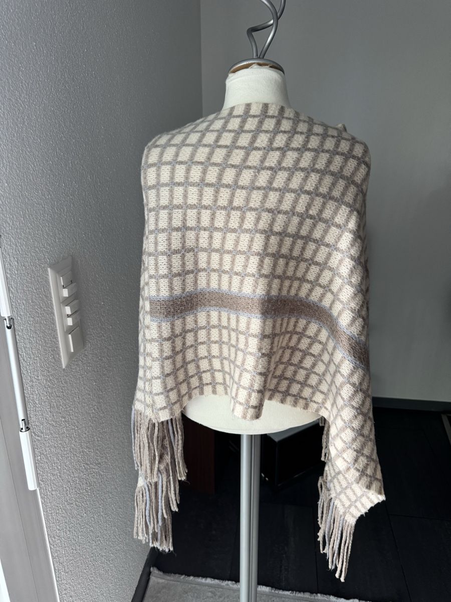 Autres vêtements femmes: Poncho kariert mit Fransen cremefarben/grau einheitsgroesse – D'occasion à Olten par bir_k96n 2