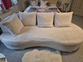 Bogensofa beige geschwungen mit Kissen guter Zustand