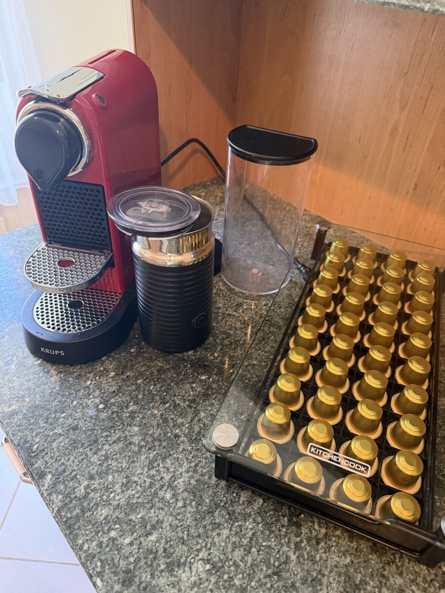 Nespresso Macchine per caffè & Macchine per espresso: Nespresso Maschine Rot mit Milchschäumer + Kapselhalter – Usato da Männedorf venduto da nes_6cjr 3