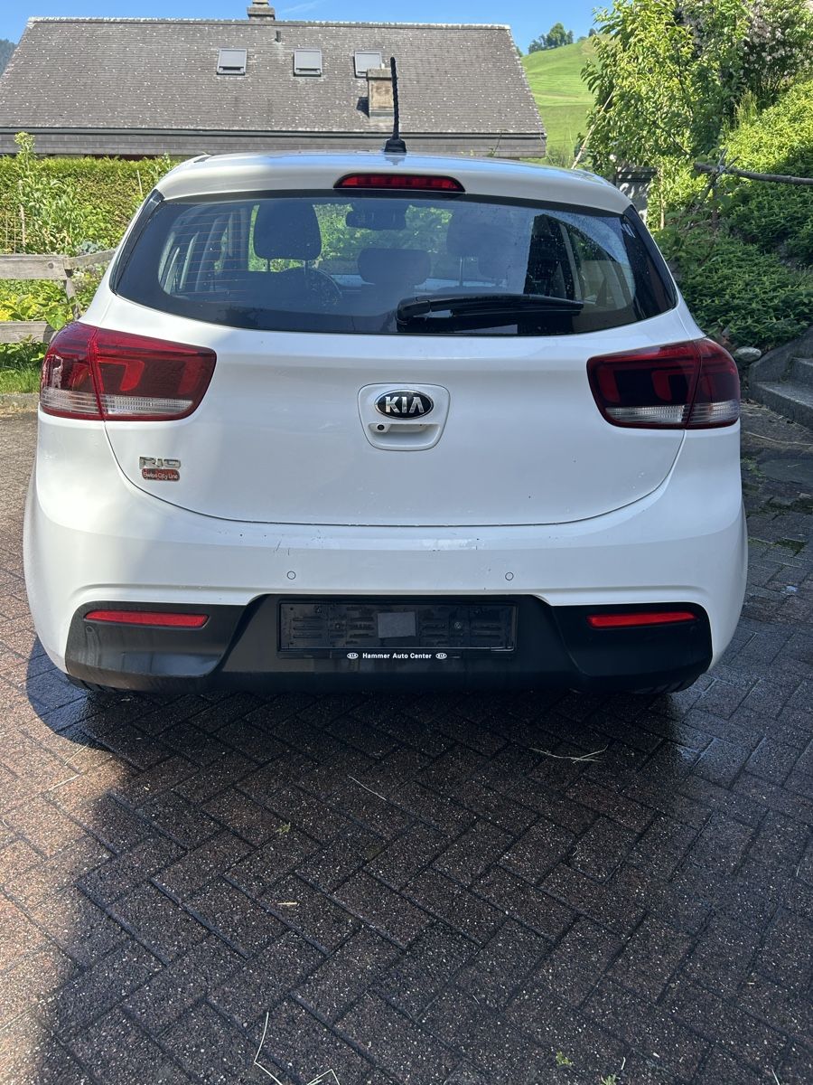 Kia Autos: Kia Rio, V 1.4 MT ISG Swiss City Line, Limousine – Gebraucht aus Ennetmoos von PlatzDa 3