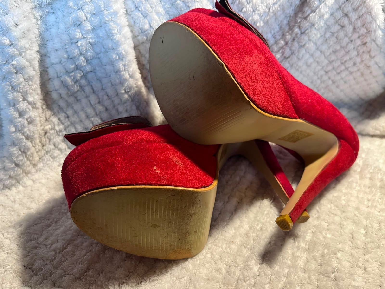 Chaussures femmes: Rote High Heel Pumps mit Schleife – D'occasion à Flüelen par Raubkatze-Achilles 3