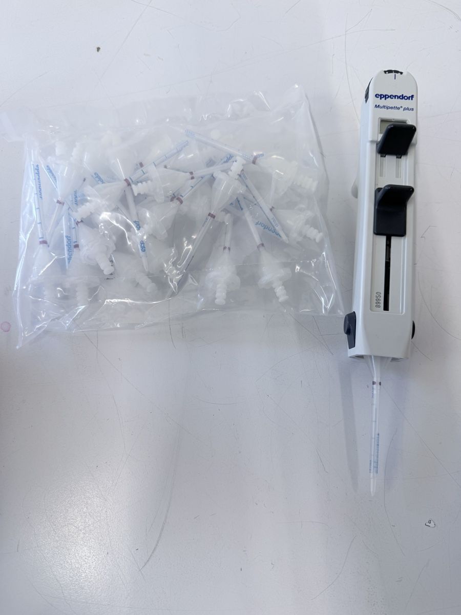 Technique médicale: Eppendorf Multipette Plus mit Tips – D'occasion à Schupfart par philippb06