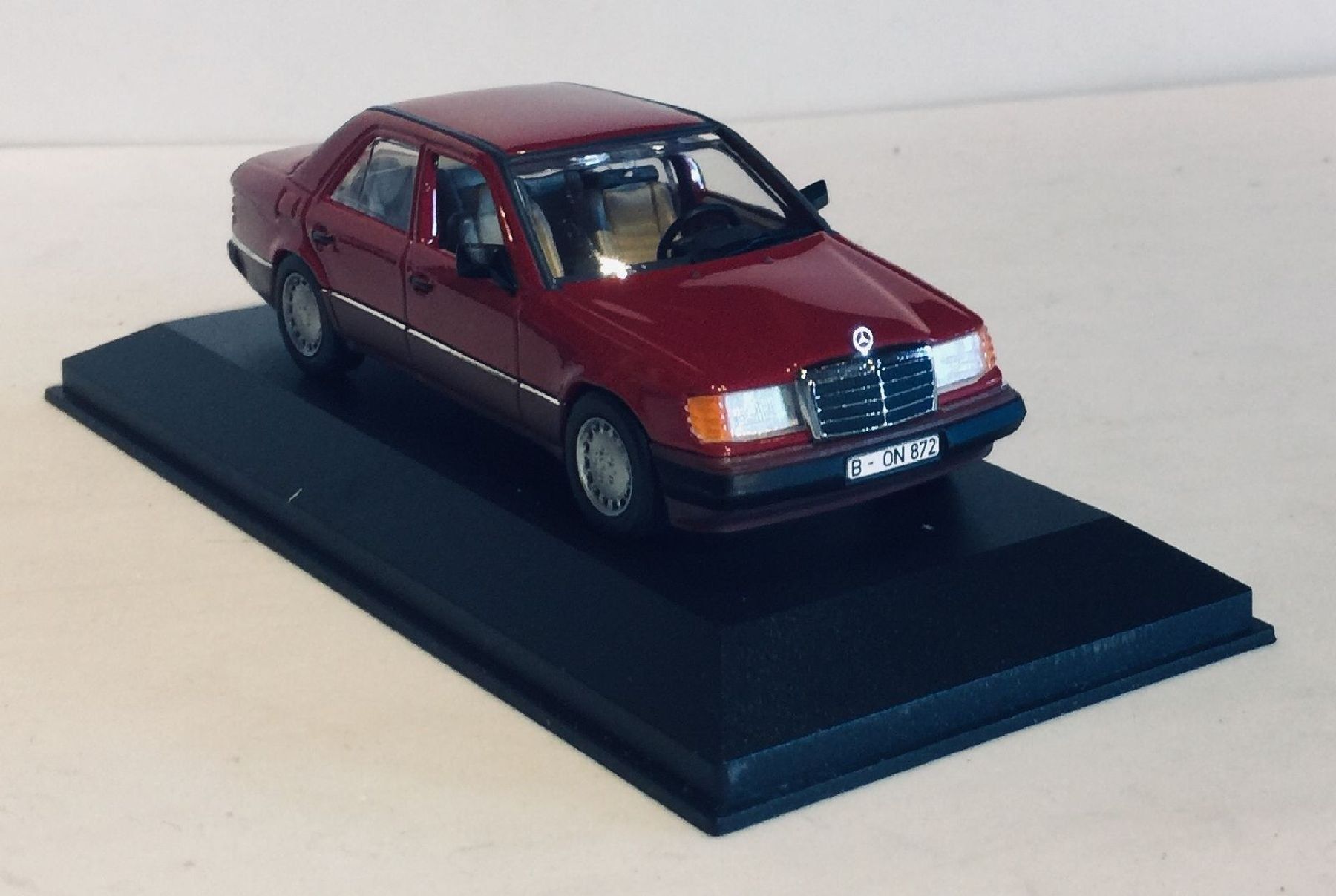 Minichamps Modellini d'auto: MINICHAMPS  Mercedes-Benz 230E – Usato da Sonceboz-Sombeval venduto da Decolove 2
