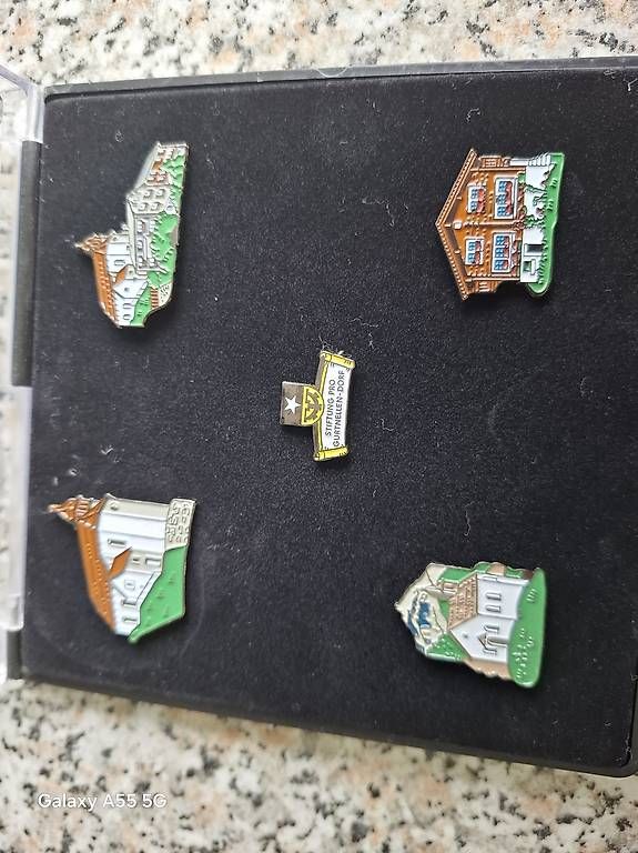 Plaquettes & Badges: 1Set Bauernhäuser ,1Set Kirchen mit einem Bauernhaus  – D'occasion à EBIKON par Adriana76.