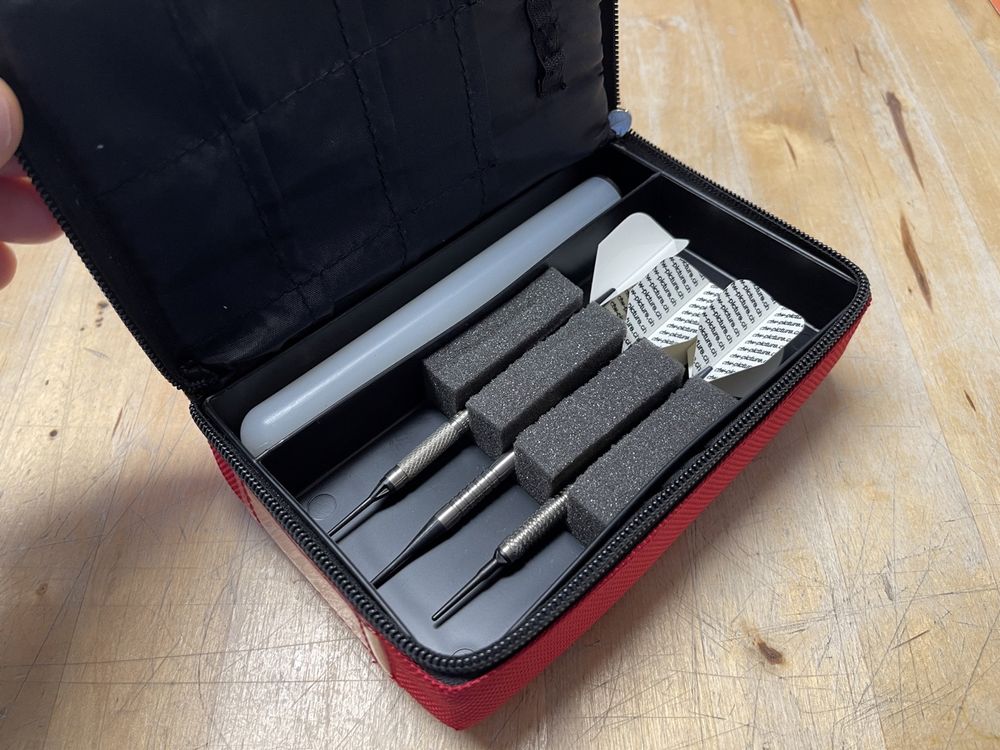 1. FC Köln Dartpfeile Set - 3 Pfeile Mit Leder-Etui, Rot-Weiß