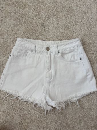 Jeans Shorts weiss mit ausgefranstem Saum Gr. S Shein