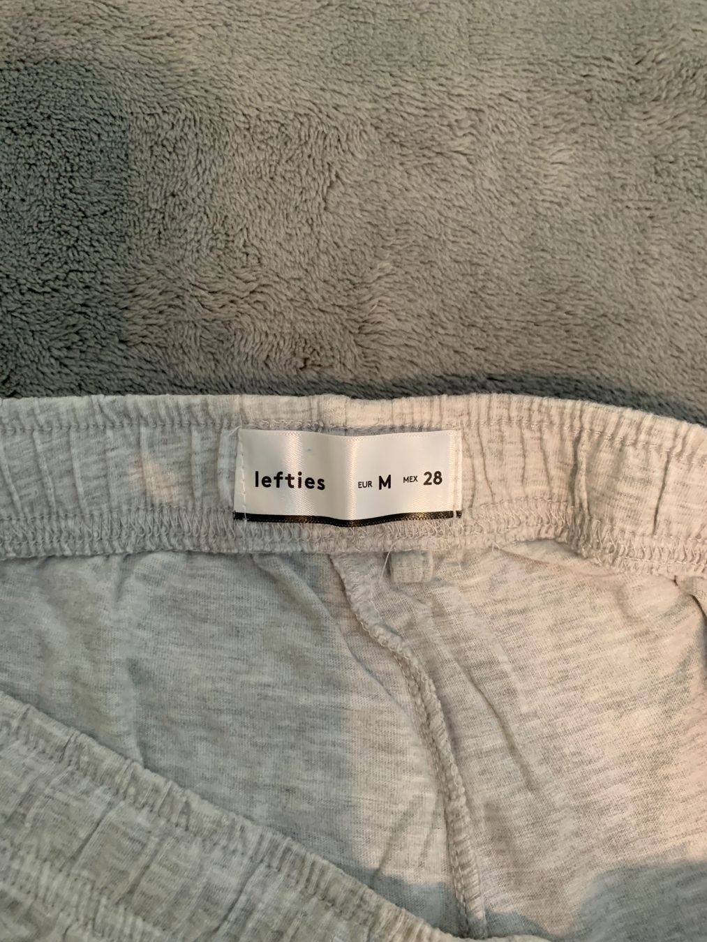 Pantaloni: Gemütliche Sweatshorts von Lefties, Grösse M, hellgrau. – Nuovo (secondo la descrizione) da Lengnau BE venduto da ylegoaziou 2