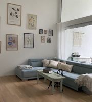 Modernes Ecksofa in Hellblau mit elektrischer Ausziehfunkti