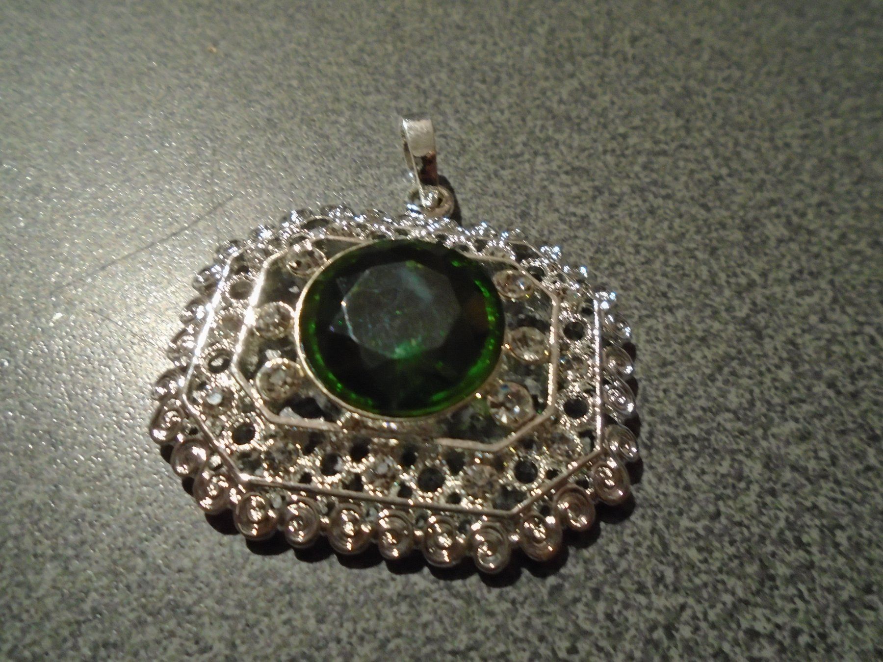 Pendentifs: Anhänger silberfarbig, grüner runder Stein – Neuf avec emballage d'origine à Zürich par abraxas1291