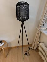 Stehlampe Tripod mit Rattan-Schirm, schwarz