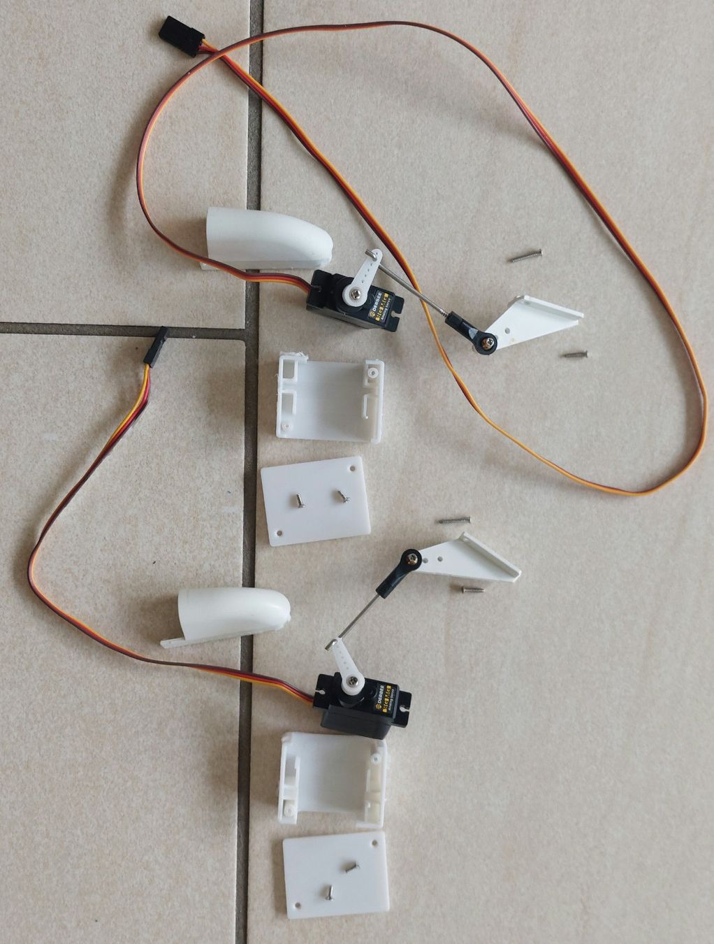 Modellismo RC: Derbee Servo 9G MG Analog Servos, Paar – Usato da Lausen venduto da Gian130