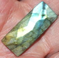 Cabochon L-6121 – Labradorit facettiert 32x13x6mm 25 Karat