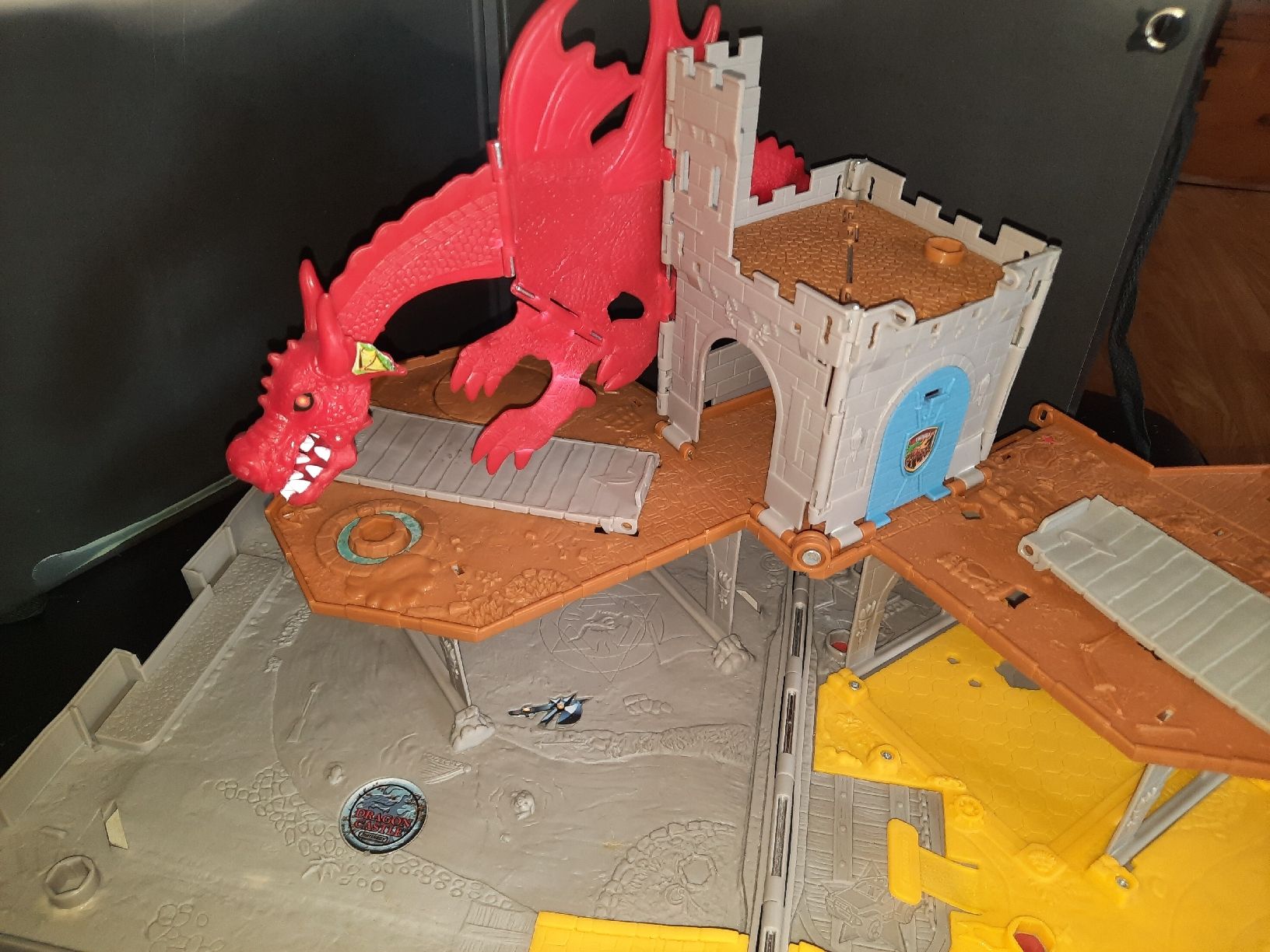 Matchbox Giocattoli: MATCHBOX Pop Up Dragon Shield Castle – Usato da Biasca venduto da Old_6blh 7