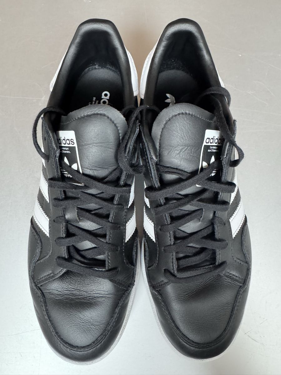 Adidas Chaussures hommes: Adidas schwarzer Schuh Grösse 42.5 – D'occasion à Felben Wellhausen par Greuter