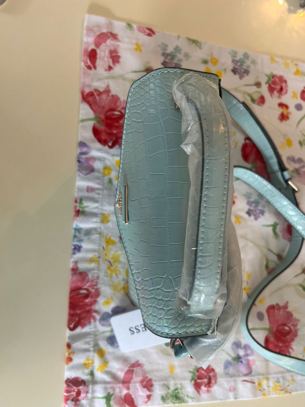 Guess Taschen für Damen: Guess mini Bag in blue Ice Neuwertig – Neu und originalverpackt aus zürich von Mielles 2