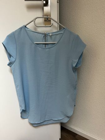 Hellblaues T-Shirt von Only in Grösse 34