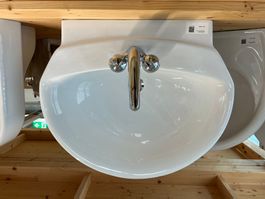 Rundes Lavabo mit Wasserhahn