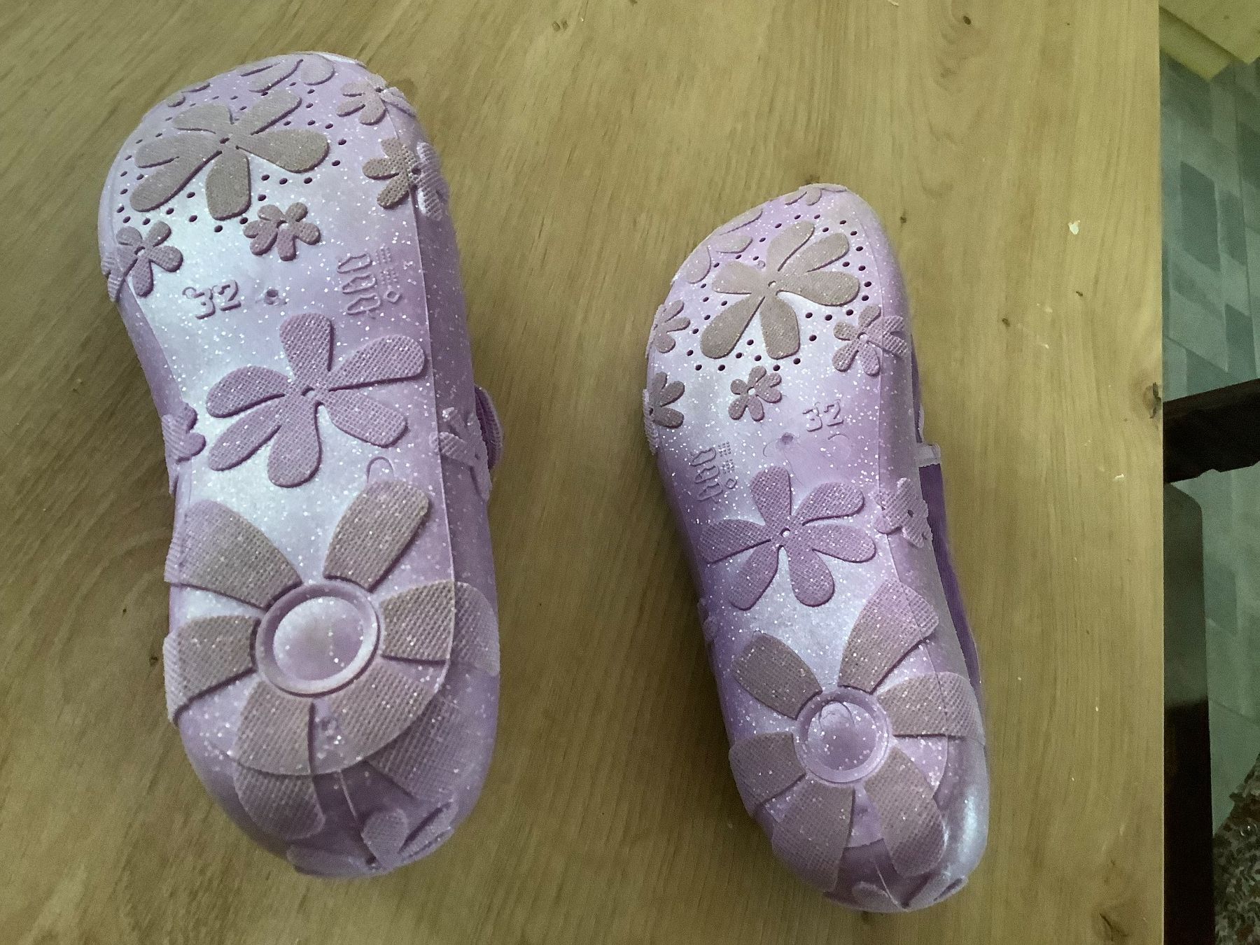 Scarpe per ragazze: Hausschuhe von Beck – Nuovo (secondo la descrizione) da Buch b. Frauenfeld venduto da VHapke 1