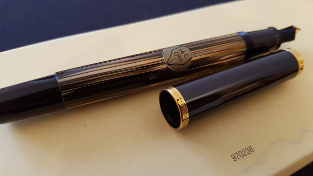 Pelikan Souverän M400 Füllfederhalter – Schwarz/grün, 14 Karat Goldfeder, Made In Germany