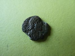 uralte Bronzemünze Kopf  17 mm     2.44 g