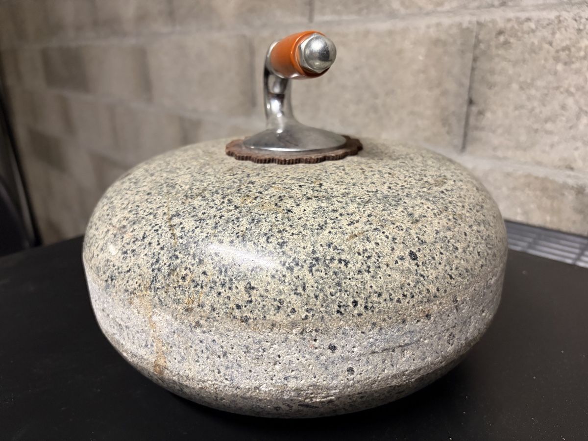 Pietre & tegole: Authentique pierre de curling vintage en granit – Usato da Conthey venduto da Cathlouz 2