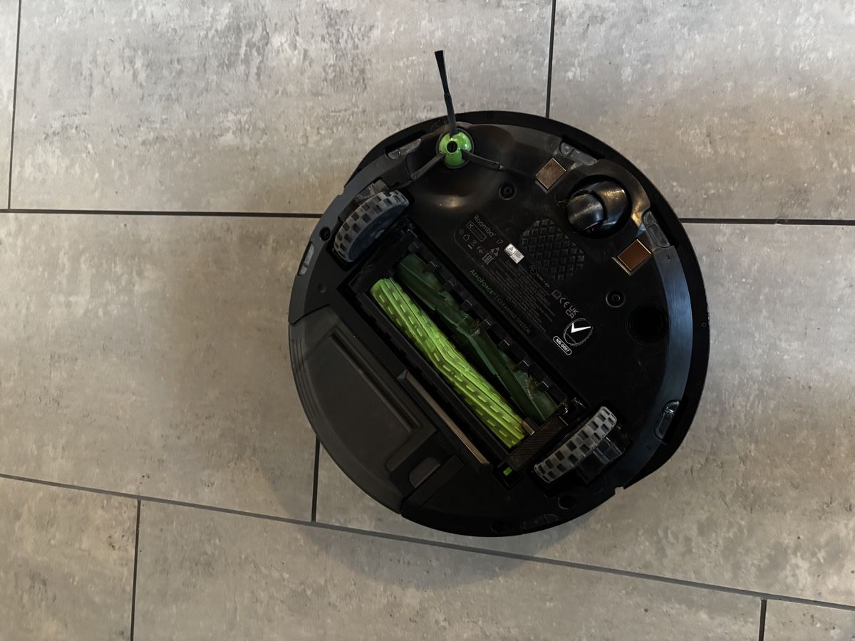 Irobot Aspirapolveri & Accessori: iRobot Roomba i7 Staubsaugerroboter schwarz – Usato da Oppligen venduto da koy_sxj5 1
