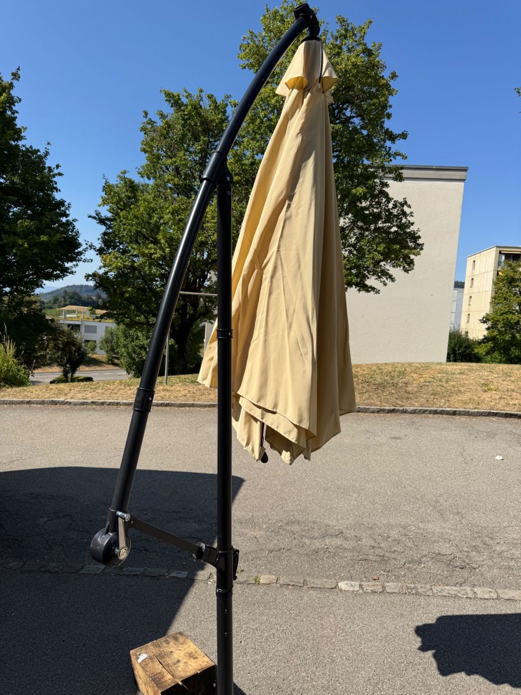 Ombrelloni: Ampelsonnenschirm mit LED Beleuchtung 320mm – Usato da Ostermundigen venduto da Gummibaerli63 3