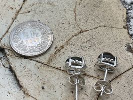 Kleine schlichte Ohrstecker mit schwarzen Opalen