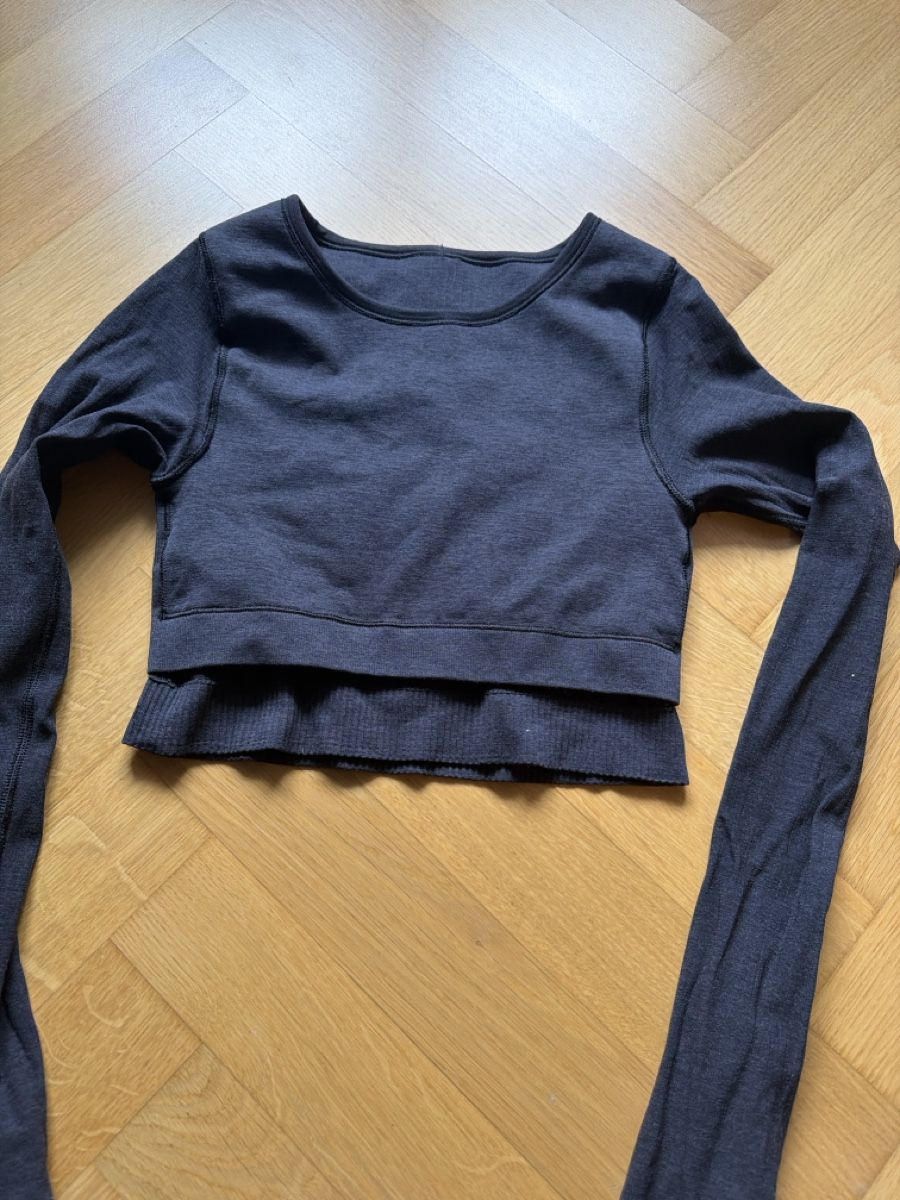Lululemon Tops: Lululemon cropped longsleeve black mit eingebautem BH S  – Gebraucht aus Lenzburg von joe_m6tr 2