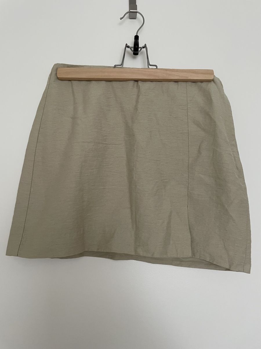 H&M Röcke: Short beige skirt with slit – Gebraucht aus Zürich von cha_l8t5