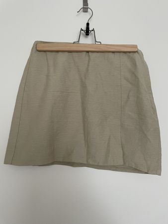 Short beige skirt with slit