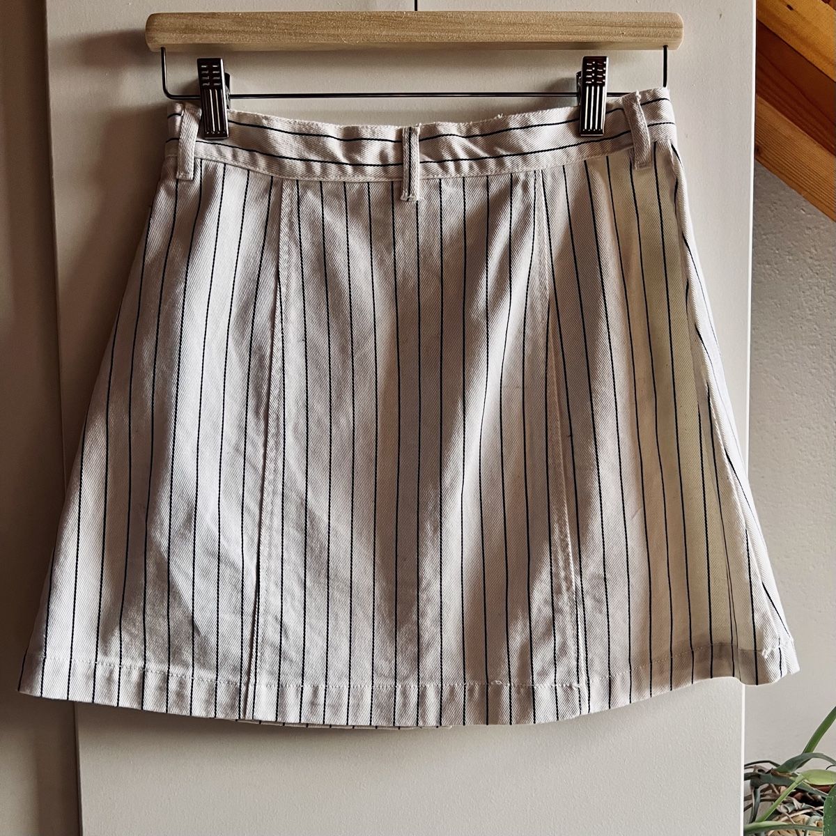 Monki Röcke: Jupe blanche à rayures tennis Taille 36-38 – Gebraucht aus Fribourg von alex_afs 2