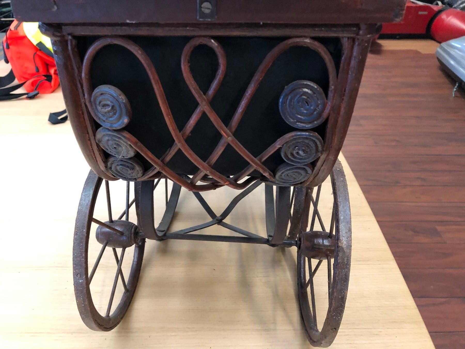 Puppenwagen: Vintage Puppenwagen – Gebraucht aus Gampelen von Steuer0 5