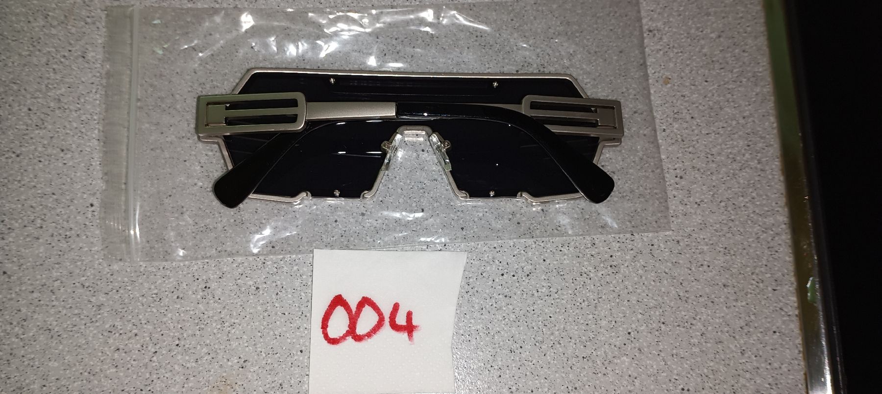 Occhiali & Lenti: Futuristische Sonnenbrille mit Silberrahmen,Gläser schwarz – Nuovo (secondo la descrizione) da Basel venduto da kim_872m 2