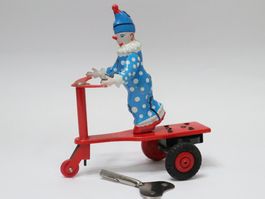 Clown auf Trottinett Roli Zoli Scooter zum aufziehen Ungarn