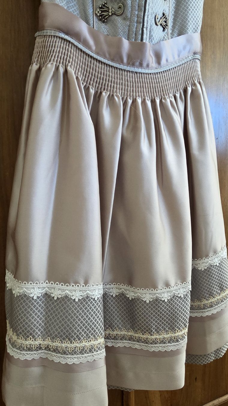 Costumi: Krüger Dirndl Madl Violet gemustert Gr.30  – Nuovo e nell'imballaggio originale da Kreuzlingen venduto da MeinKleinesAtelier 2