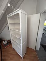 Bücherregal mit Bleuchtung