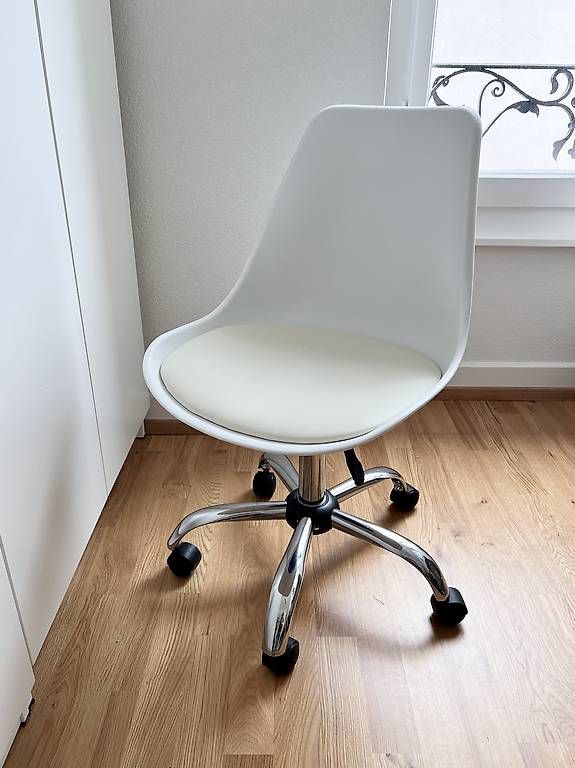 Sedie: Chaise de bureau blanche pivotante sur roulettes  – Usato da Lausanne venduto da lk138 1