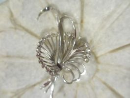 hübsche Vintage Brosche mit Strass-Steinen.