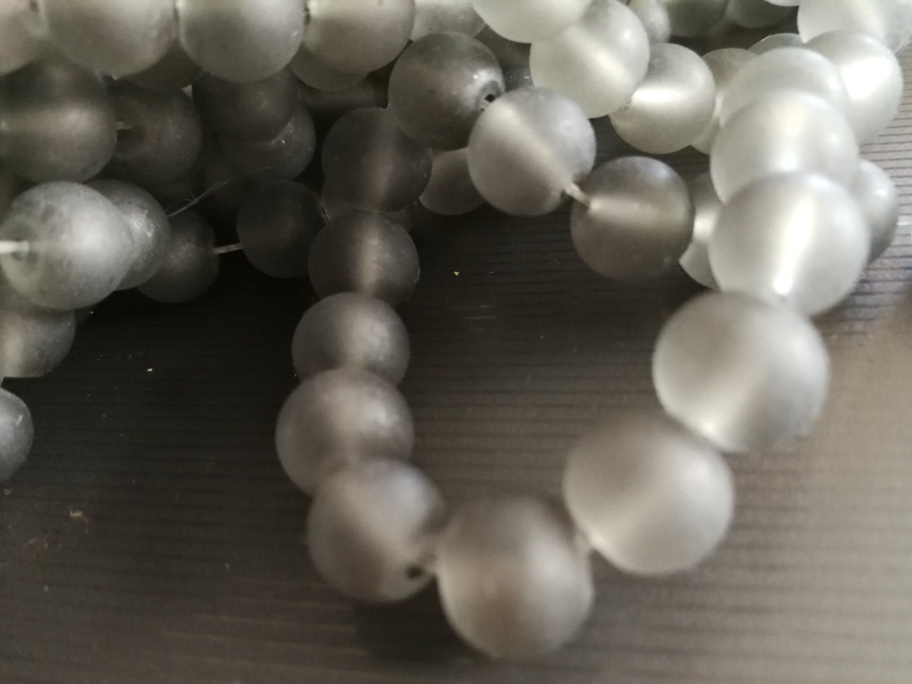 Perlen (unechte): Glasperlen grau 8mm matt gefrostet 1 Strang – Neu (gemäss Beschreibung) aus Alpnachstad von perlengaby 1