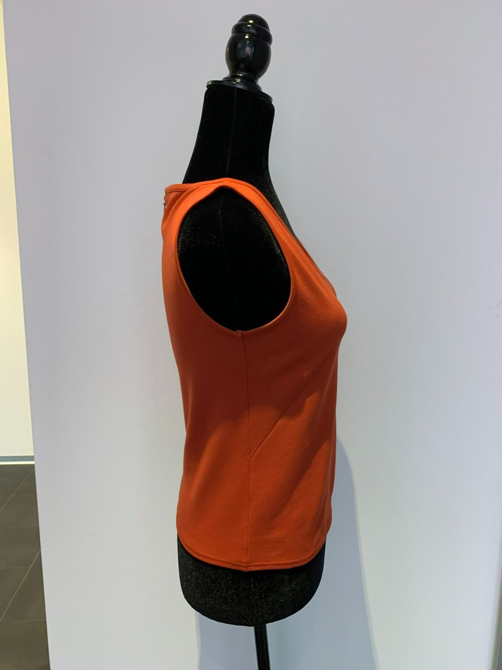 Akris Top: AKRIS: Exklusives oranges Top mit V-Ausschnitt, 36 – Nuovo (secondo la descrizione) da Luzern venduto da paulablue 1