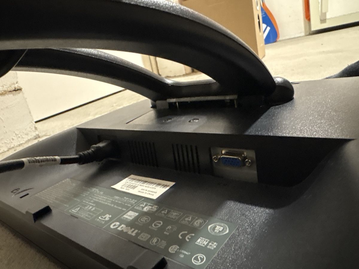 Dell Monitor: Bildschim Dell Alt – Usato da Uetikon am See venduto da jor_c8ln 3