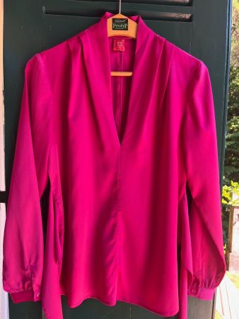 Belle blouse col V avec ceinture fuchsia
