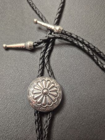 16) Bolo-Tie Westernkrawatte Concho Blume Silber Klassisch
