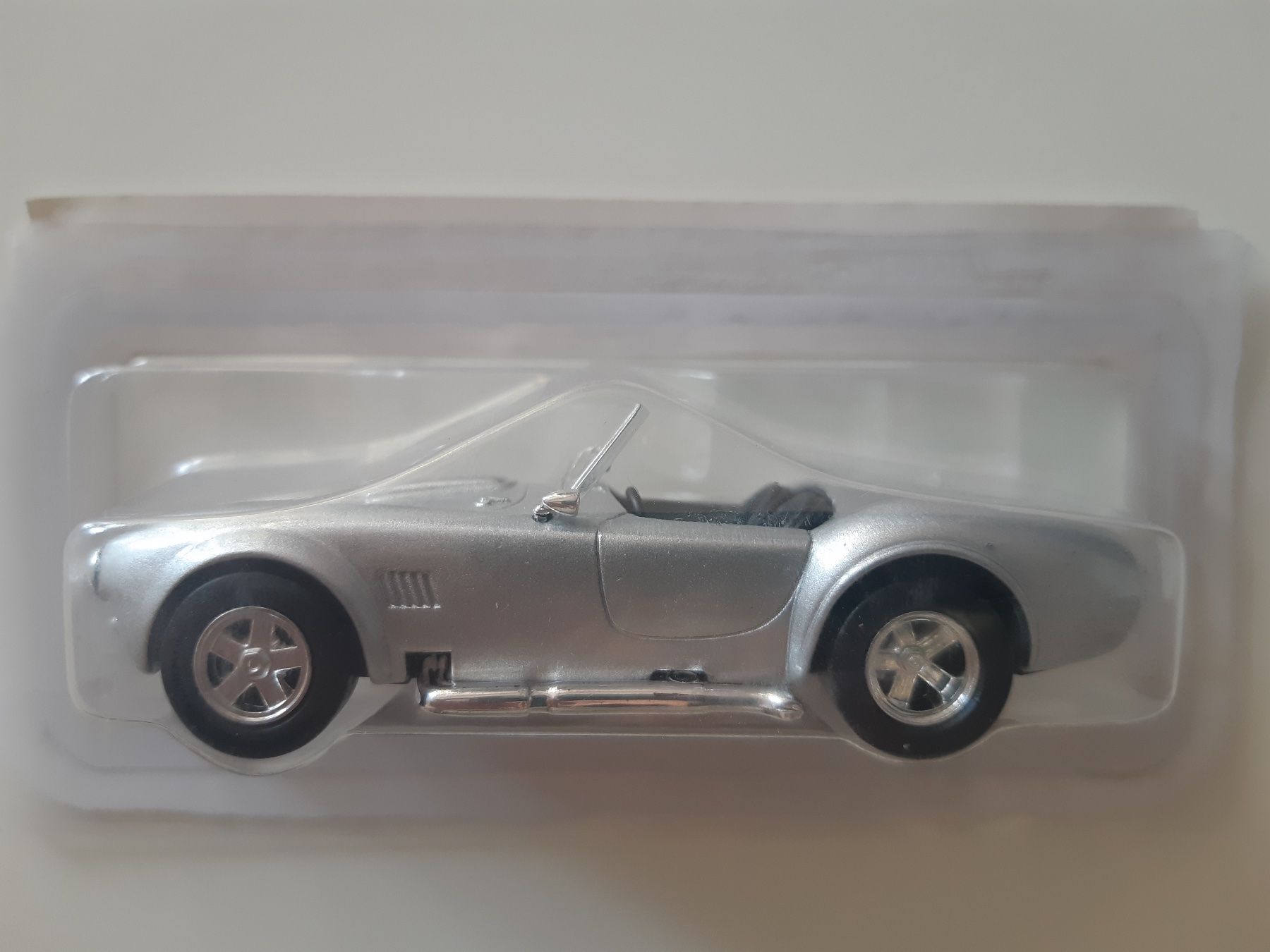 Modellini d'auto: Cobra Shelby silber ca. 1:43 – Nuovo e nell'imballaggio originale da Schenkon venduto da magier54 1