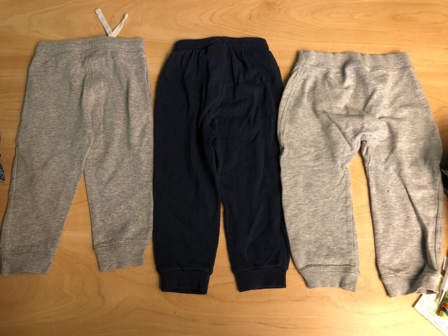 H&M Pantalons: 3 H&M Trainerhosen Gr.92 – D'occasion à Obergerlafingen par cabo4 1