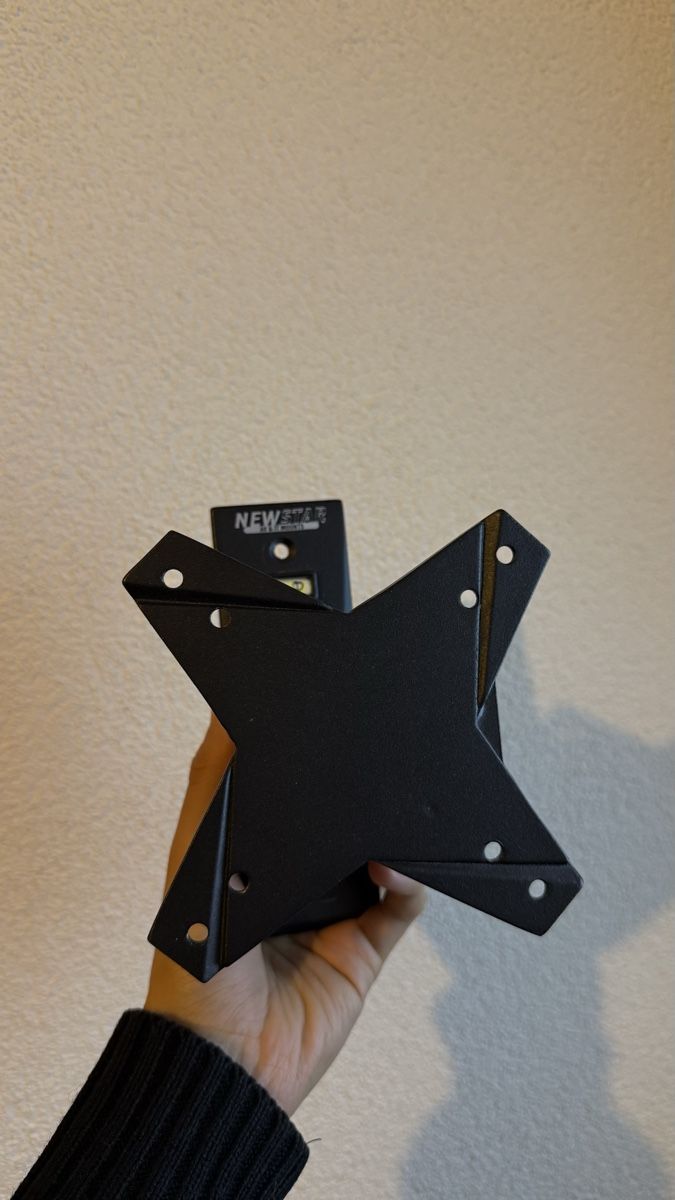 Support d'écran: Monitor wall stand – D'occasion à Courroux par jus_rs5n