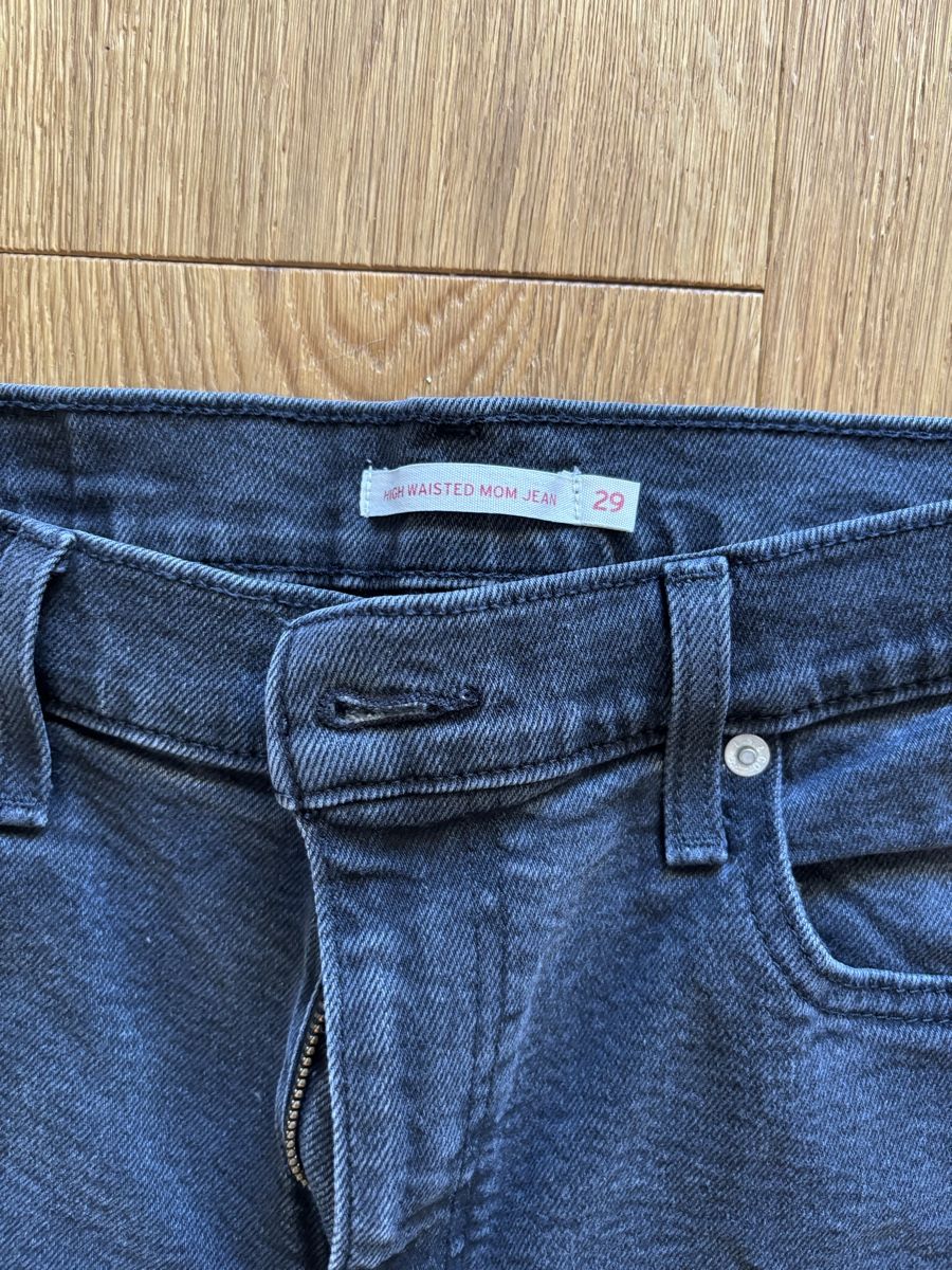 Levi's Jeans: Schwarze Levi's Mom Jeans, Grösse 29 – Neu (gemäss Beschreibung) aus Biel-Benken BL von frauvomfluss 1