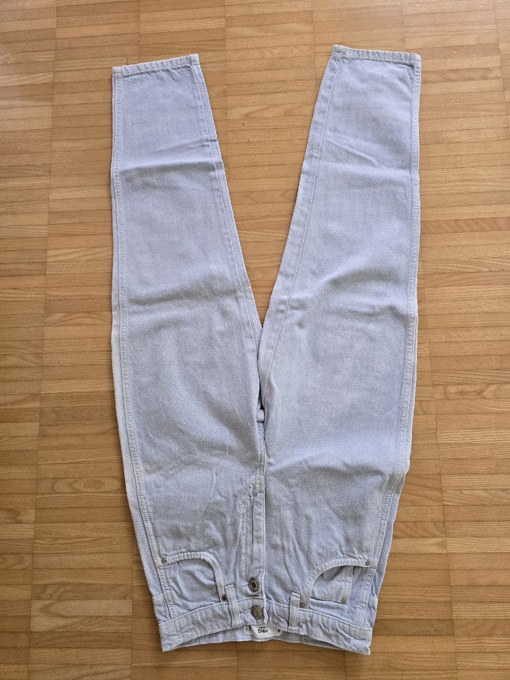 Jeans: MNG Jeans Hellblau, Gr. 32, ungetragen – Nuovo (secondo la descrizione) da St. Gallen venduto da A.W.128
