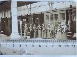 Alte Orig. Photographie Bahn Bahnhof Personenwagen Reisende